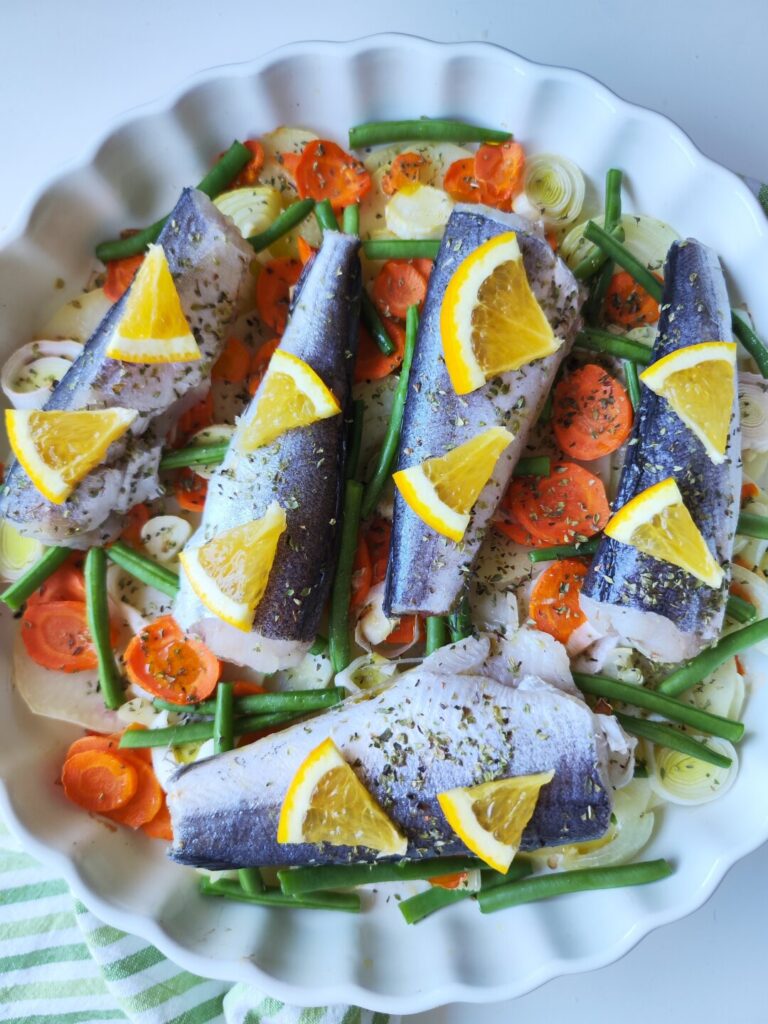 JŪROS LYDEKA SU KARAMELIZUOTOMIS DARŽOVĖMIS JŪROS LYDEKA SU KARAMELIZUOTOMIS DARŽOVĖMIS │Žuvis, Be glitimo, Pietūs, Vakarienė