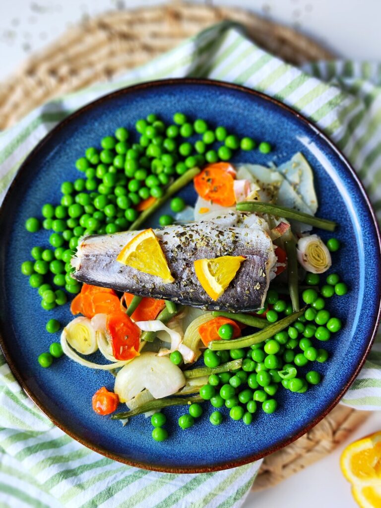 JŪROS LYDEKA SU KARAMELIZUOTOMIS DARŽOVĖMIS JŪROS LYDEKA SU KARAMELIZUOTOMIS DARŽOVĖMIS │Žuvis, Be glitimo, Pietūs, Vakarienė