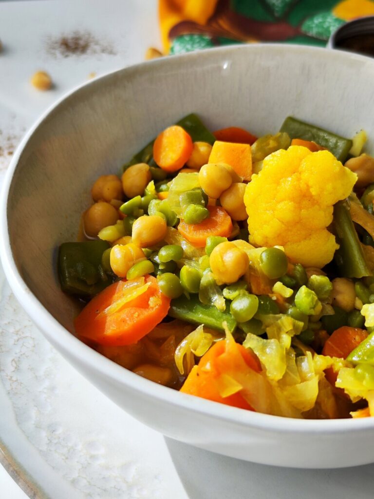 DARŽOVIŲ TROŠKINYS SU AVINŽIRNIAIS DARŽOVIŲ TROŠKINYS SU AVINŽIRNIAIS │Daržovės, Be glitimo, Troškiniai, Vakarienė