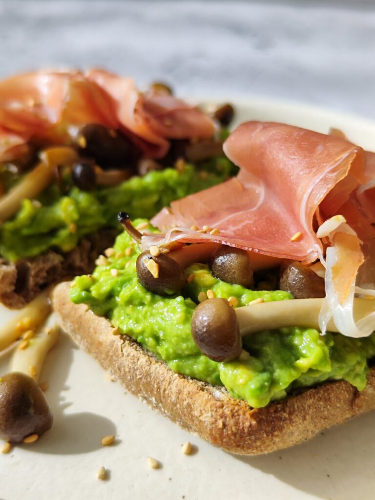 SKREBUTIS SU AVOKADU, GRYBAIS IR KUMPIU │Pusryčiai, Grybai, Užkandžiai