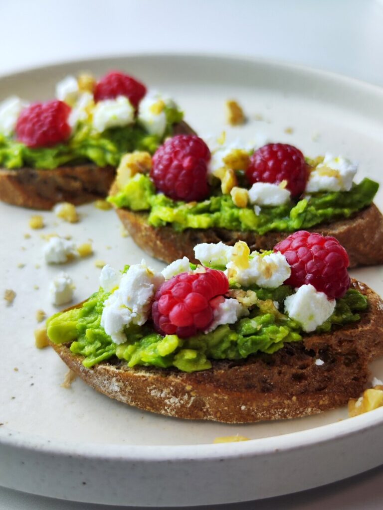 CROSTINI SU AVOKADU, OŽKOS SŪRIU IR AVIETĖMIS │Pusryčiai, Užkandžiai