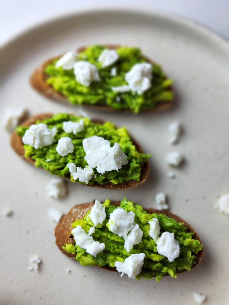 CROSTINI SU AVOKADU, OŽKOS SŪRIU IR AVIETĖMIS │Pusryčiai, Užkandžiai
