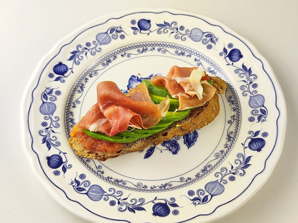 ISPANIŠKA TOSTADA SU TRINTAIS POMIDORAIS, AVOKADU IR KUMPIU ISPANIŠKA TOSTADA SU TRINTAIS POMIDORAIS, AVOKADU IR KUMPIU │Pusryčiai