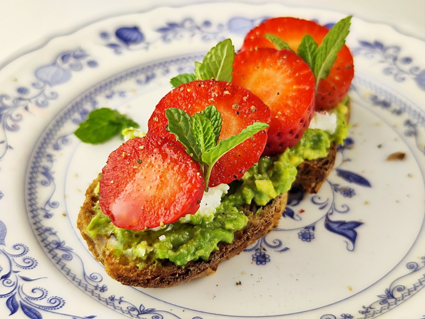 ISPANIŠKA TOSTADA SU AVOKADU, OŽKOS SŪRIU IR BRAŠKĖMIS │Pusryčiai