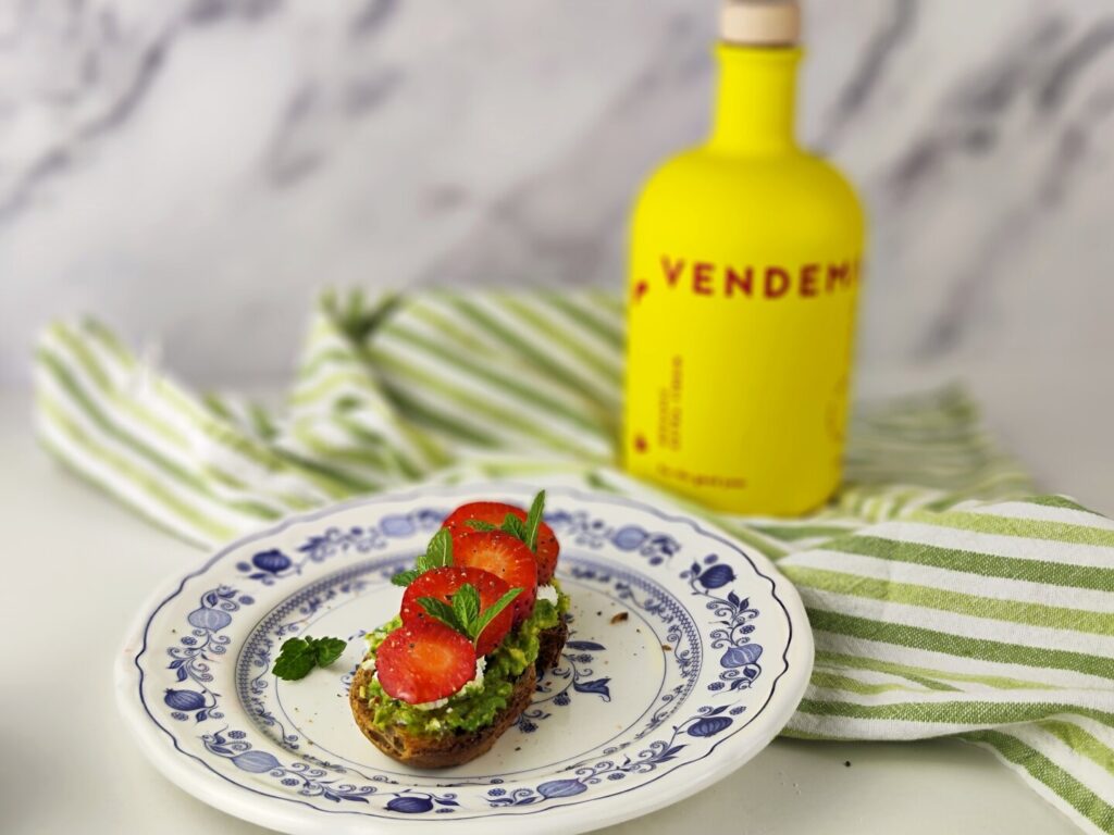 ISPANIŠKA TOSTADA SU AVOKADU, OŽKOS SŪRIU IR BRAŠKĖMIS │Pusryčiai