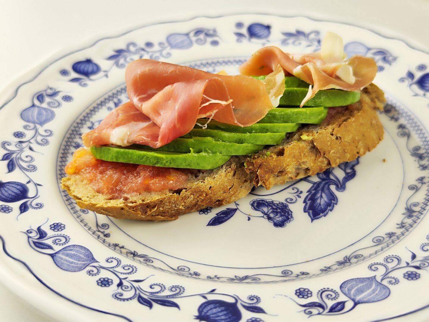 ISPANIŠKA TOSTADA SU TRINTAIS POMIDORAIS, AVOKADU IR KUMPIU ISPANIŠKA TOSTADA SU TRINTAIS POMIDORAIS, AVOKADU IR KUMPIU │Pusryčiai